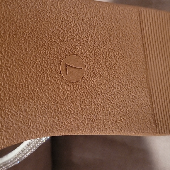 Madden Girl Role white/silver tri strappy Sandal 7 M.  Flats - Picture 7 of 9